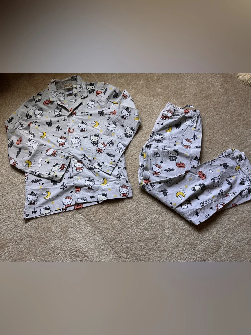 Hello Kitty Kids Pajama Set - Light Gray Halloween Cat Print
